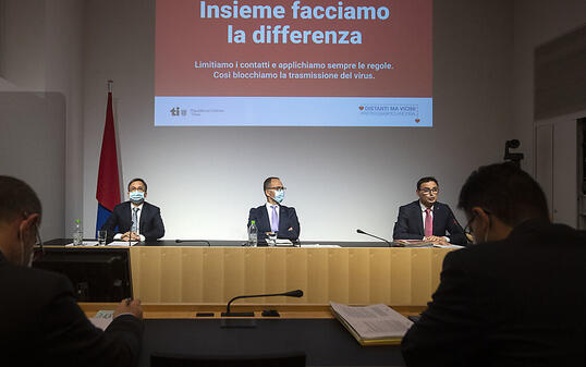 Die Tessiner Staatsräte Christian Vitta, Norman Gobbi und Raffaele De Rosa (von links) erklären die neuen Schutzmassnahmen an einer Medienkonferenz der Tessiner Regierung am Sonntag in Bellinzona.