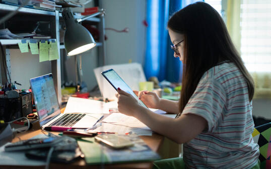 FERNUNTERRICHT, HOMESCHOOLING, SCHUELERIN, GYMNASIASTIN, ARBEITSPLATZ, LAPTOP, TABLET, LERNEN, CORONAVIRUS, VIRUS, COVID-19, COVID 19, SARS-COV-2, NCOV-2019, 2019-N-COV,