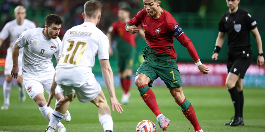 Cristiano Ronaldo (r.) will vorbei – Aron Sele und Sandro Wolfinger (v.l.) haben etwas dagegen. Cristiano Ronaldo (r.) will vorbei – Aron Sele und Sandro Wolfinger (v.l.) haben etwas dagegen.