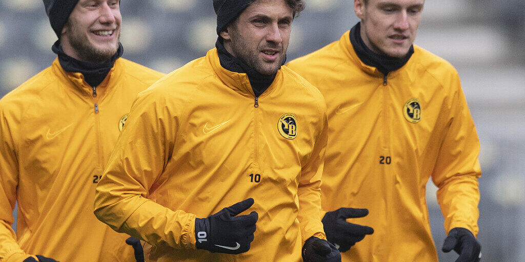 Michel Aebischer (ganz rechts) und Miralem Sulejmani (Mitte) fehlen den Young Boys nächste Woche im Spitzenspiel in St. Gallen