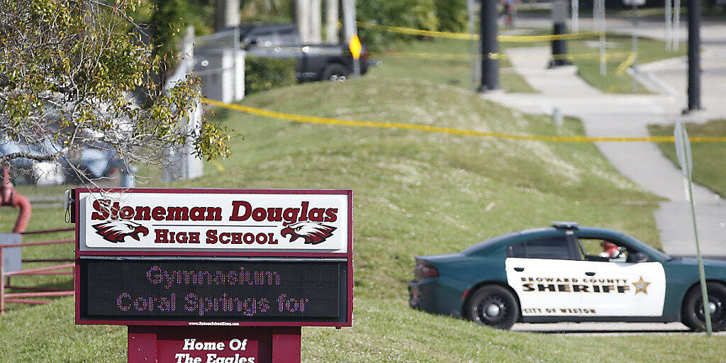 An der Stoneman Douglas High School in Parkland im US-Bundesstaat Florida erschoss Mitte Februar ein 19-jähriger Ex-Schüler 17 Menschen. (Archivbild)