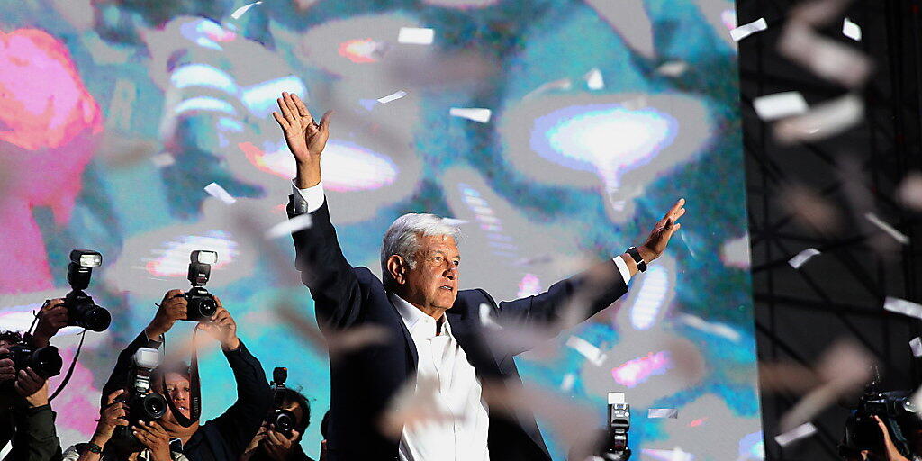 Erster linker Präsident Mexikos seit Jahrzehnten: Wahlsieger Andres Manuel Lopez Obrador vom Movimiento Regeneracion Nacional (Morena) vor Anhängern in Mexiko-Stadt.