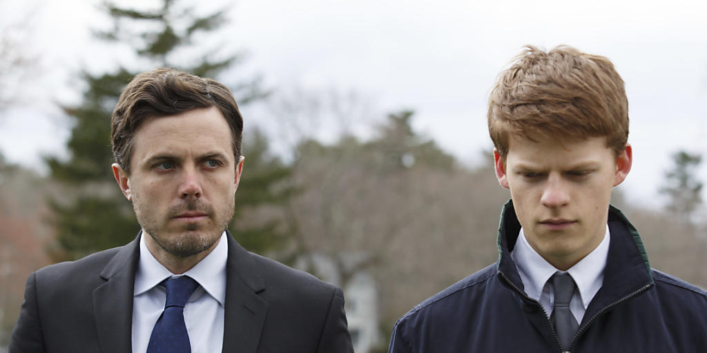 Casey Affleck (l) neben Lucas Hedges in einer Szene aus "Manchester by the Sea." Das "National Board of Review" hat den Film und auch Affleck ausgezeichnet.