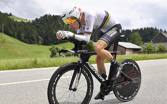 Der Australier Rohan Dennis, der erste Leader der Tour de Suisse, auf dem Weg zu seinem ersten Sieg im Dress des Weltmeisters