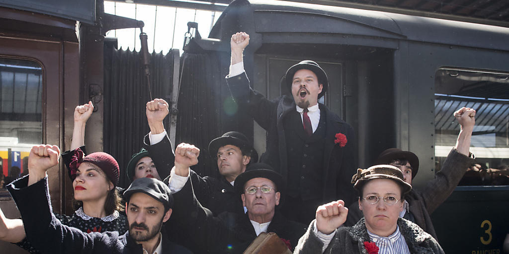 Der Schauspieler Dani Mangisch (oben) mimt Lenin. Die Zugfahrt des russischen Revolutionärs von Zürich nach St. Petersburg jährt sich am Sonntag zum 100. Mal.