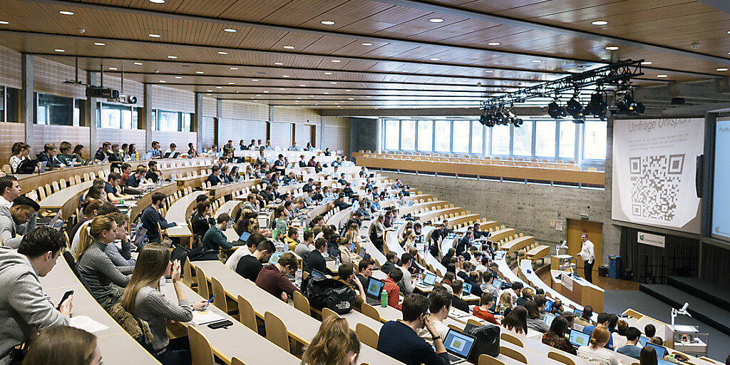 Haben nach dem Abgang öfters mehrere Jobs gleichzeitig: Studierende, hier an der Universität St. Gallen.