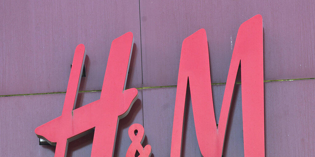 Der Kleiderkonzern Hennes & Mauritz (H&M) hat im ersten Quartal einen geringeren Gewinneinbruch erlitten als befürchtet. (Archiv)