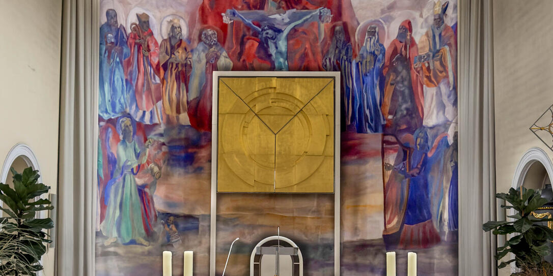 Das Gemälde von Martin Häusle wird nach der Messe regelmässig wieder enthüllt