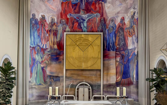 Das Gemälde von Martin Häusle wird nach der Messe regelmässig wieder enthüllt