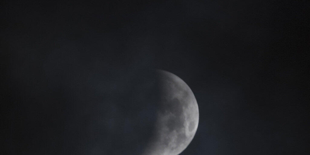 Der verfinsterte Mond von Sempach im Kanton Luzern aus gesehen.