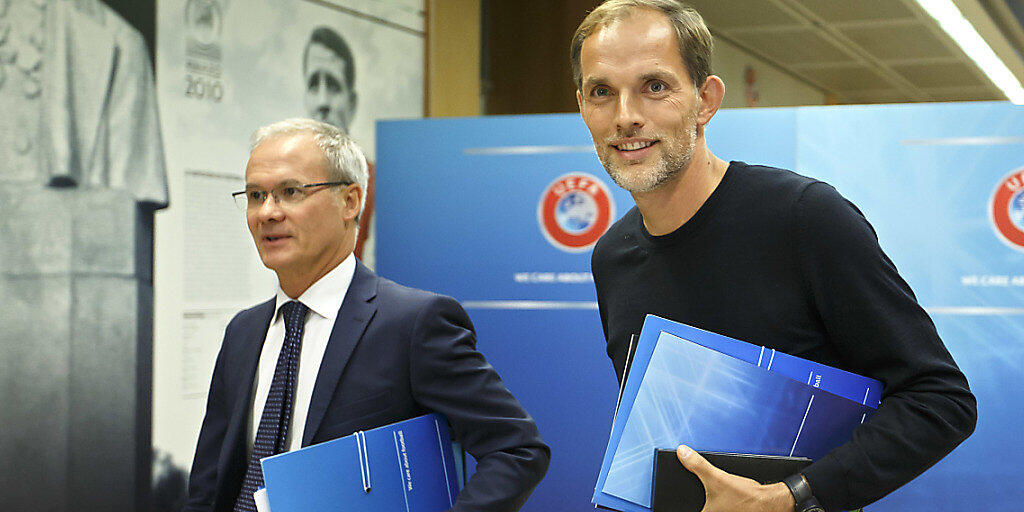 UEFA-Wettbewerbsdirektor Giorgio Marchetti (links) und PSG-Trainer Thomas Tuchel am Dienstag in Nyon