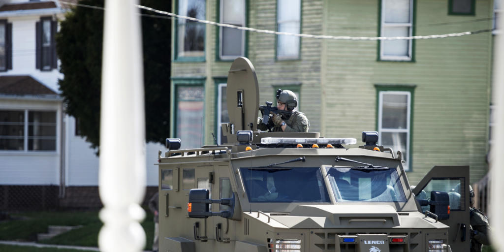 Die Polizei in Janesville sucht nach einem sehr gefährlichen Mann, der Waffen gestohlen hat und Anschläge in einem Pamphlet an US-Präsident Donald Trump angedeutet haben soll. (Archivbild vom Polizeieinsatz am Freitag)