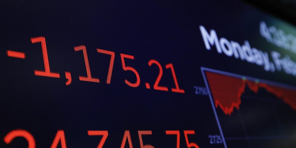 Der US-Aktienindex Dow Jones hat seine Talfahrt am Montag dramatisch beschleunigt.