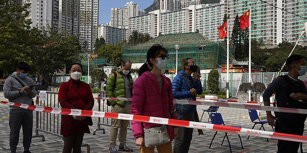 Schlangestehen vor einem Corona-Testzentrum in Hongkong. Foto: Kin Cheung/AP/dpa Schlangestehen vor einem Corona-Testzentrum in Hongkong. Foto: Kin Cheung/AP/dpa