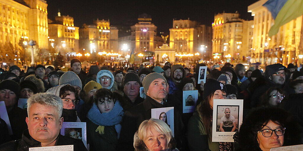 Tausende protestieren am Donnerstagabend in Kiew, um bei der Annäherung zu Russland nicht zu grosse Zugeständnisse zu machen.