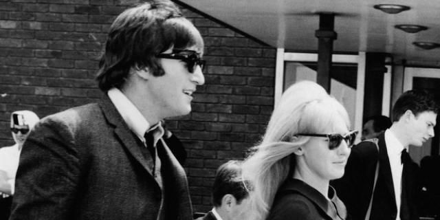 John Lennon und Cynthia am Flughafen Luton im Juli 1964 John Lennon und Cynthia am Flughafen Luton im Juli 1964