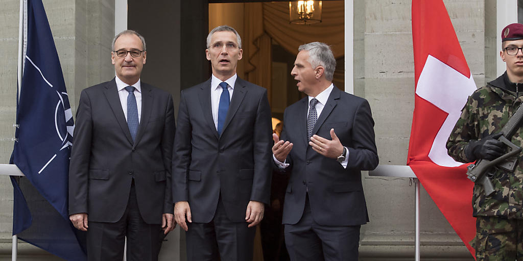 Besuch bei einer "verlässlichen Partnerin": NATO-Generalsekretär Stoltenberg (M.) wurde im Landsitz Lohn von den Bundesräten Parmelin (l.) und Burkhalter empfangen.