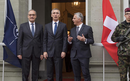 Besuch bei einer "verlässlichen Partnerin": NATO-Generalsekretär Stoltenberg (M.) wurde im Landsitz Lohn von den Bundesräten Parmelin (l.) und Burkhalter empfangen.