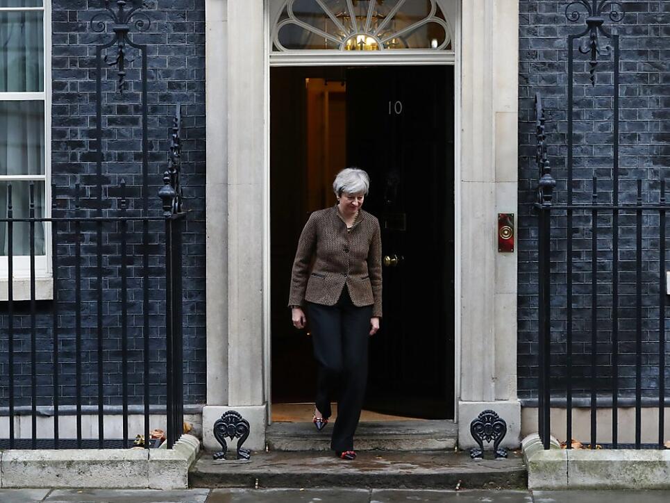 Die britische Premierministerin Theresa May vor ihrer Residenz an der Downing Street 10 im Londoner Regierungsviertel. (Archivbild)