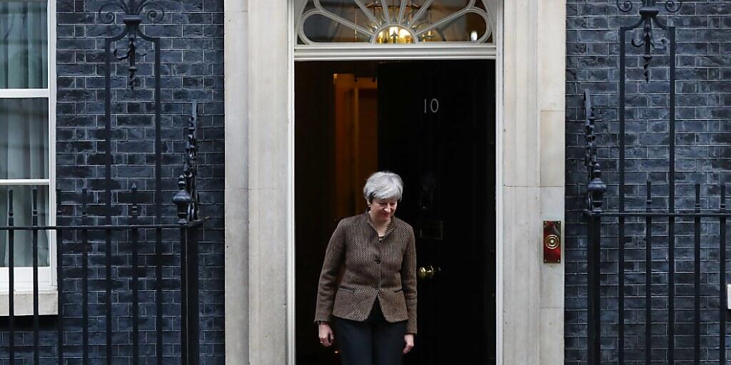 Die britische Premierministerin Theresa May vor ihrer Residenz an der Downing Street 10 im Londoner Regierungsviertel. (Archivbild)