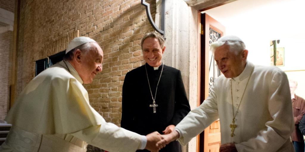 Burnout?: Einer der engsten Vertrauten der zwei Päpste, Georg Gänswein (Mitte), ist ins Spital eingeliefert worden. (Archivbild)