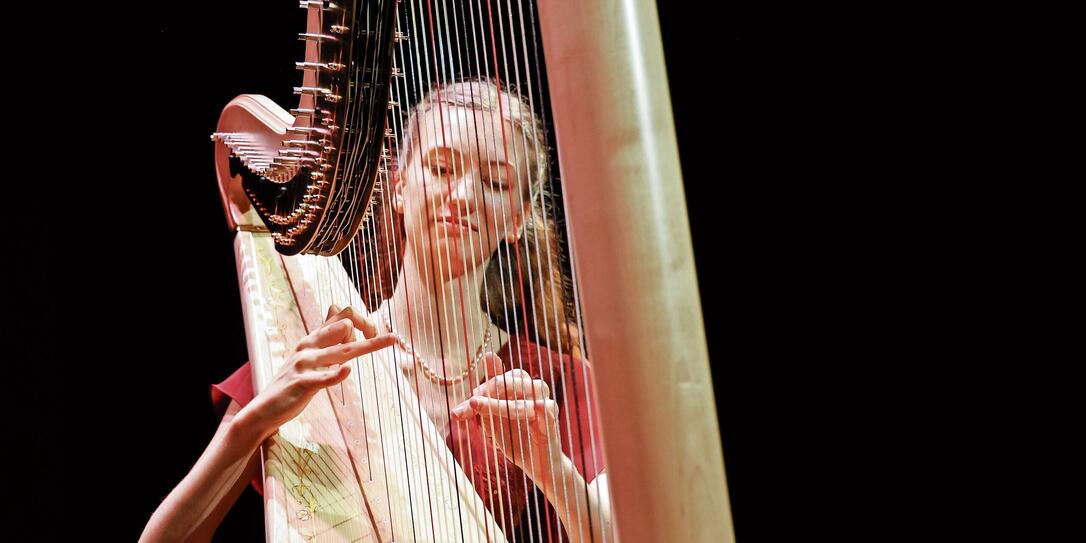 Astella Brenner aus Mauren, die bereits als Neunjährige ihre Leidenschaft für die Harfe entdeckte und seither ihr Können stetig ausgebaut hat, präsentierte bei der Podium-Konzertmatinee ein abwechslungsreiches Programm von Barock bis Moderne. Astella Brenner aus Mauren, die bereits als Neunjährige ihre Leidenschaft für die Harfe entdeckte und seither ihr Können stetig ausgebaut hat, präsentierte bei der Podium-Konzertmatinee ein abwechslungsreiches Programm von Barock bis Moderne.