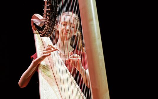 Astella Brenner aus Mauren, die bereits als Neunjährige ihre Leidenschaft für die Harfe entdeckte und seither ihr  Können stetig ausgebaut hat, präsentierte bei der Podium-Konzertmatinee ein abwechslungsreiches Programm von Barock bis Moderne.