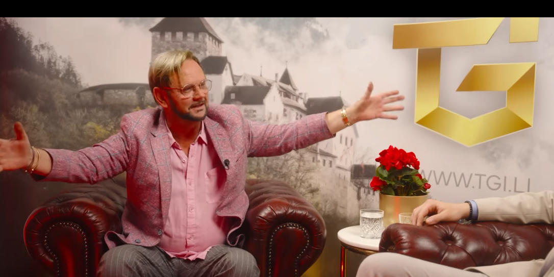 Inhaber Helmut Kaltenegger im eigenen TV-Studio der TGI AG