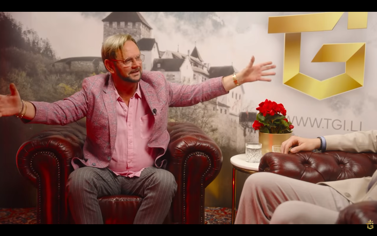 Inhaber Helmut Kaltenegger im eigenen TV-Studio der TGI AG