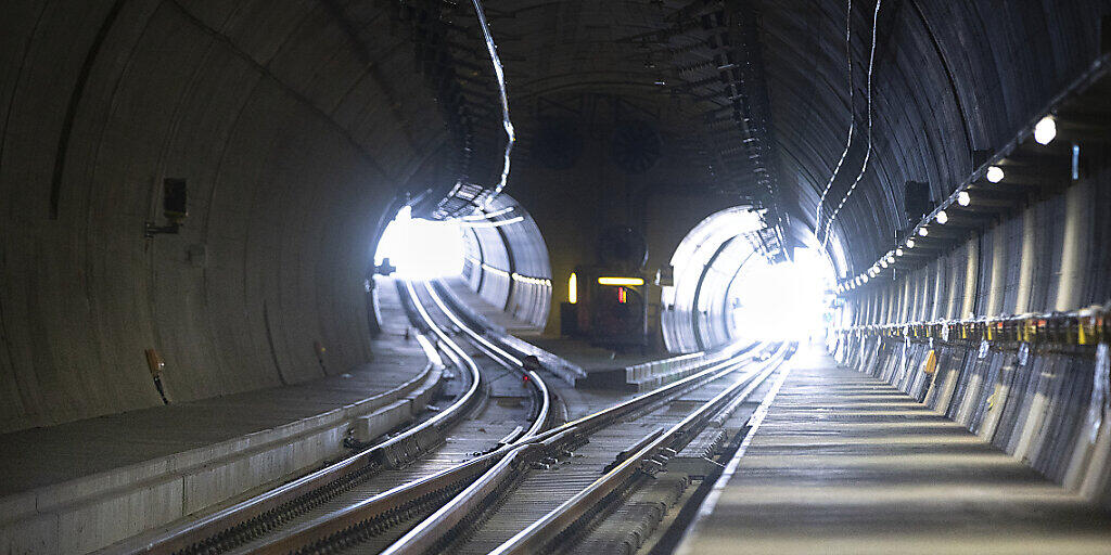 Ausgehöhlt ist er schon seit längerem. In einem Jahr sollen auch regulär Züge durch den Ceneri-Basistunnel verkehren. (Archivbild) Ausgehöhlt ist er schon seit längerem. In einem Jahr sollen auch regulär Züge durch den Ceneri-Basistunnel verkehren. (Archivbild)