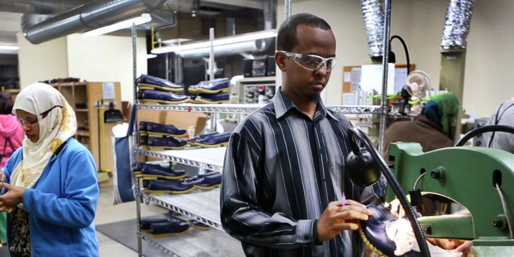 Flüchtlinge arbeiten in einer US-Schuhfabrik: Der Bundesstaat Kalifornien will den Mindestlohn auf 15 Dollar erhöhen. (Symbolbild) Flüchtlinge arbeiten in einer US-Schuhfabrik: Der Bundesstaat Kalifornien will den Mindestlohn auf 15 Dollar erhöhen. (Symbolbild)