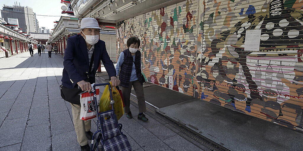 Ältere oder behinderte Japaner können nun in einem Einkaufszentrum an speziellen "langsamen Kassen" bezahlen. (Foto: KIMIMASA MAYAMA/EPA/KEYSTONE)