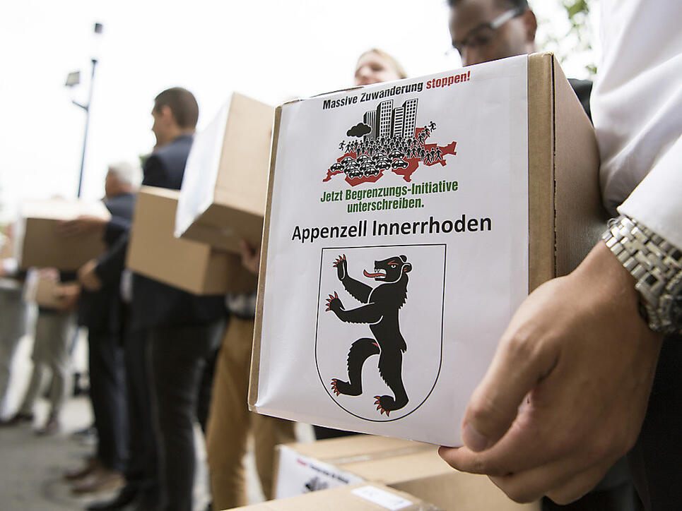 SVP und Auns haben die Unterschriften für die Begrenzungsinitiative eingereicht. Diese fordert die Kündigung der Personenfreizügigkeit.