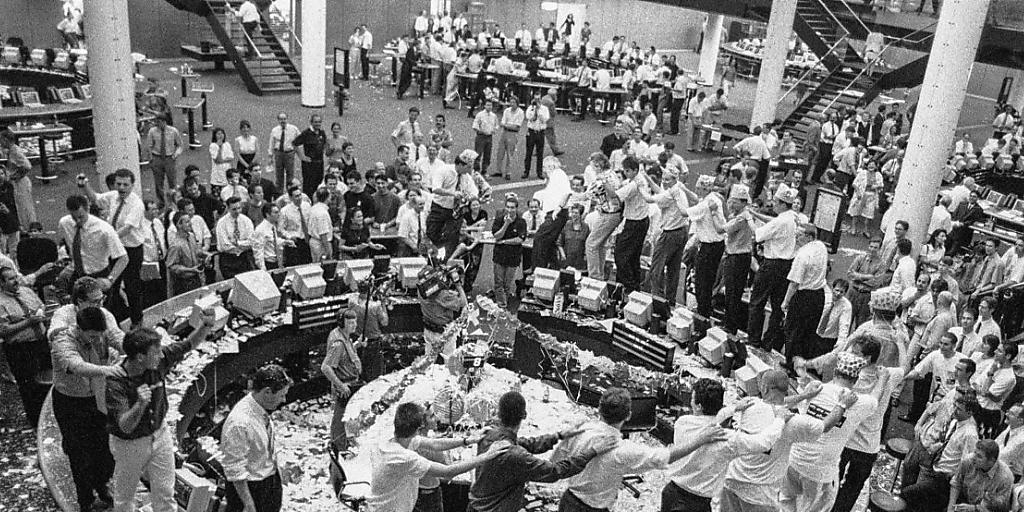 Tanz der Börsianer auf den Tischen der Börse in Zürich in der Nacht auf den 1. August 1996: Die Börse zieht um, in Zukunft wird vor dem Bildschirm und nicht mehr vom Ring aus gehandelt (Archiv). Tanz der Börsianer auf den Tischen der Börse in Zürich in der Nacht auf den 1. August 1996: Die Börse zieht um, in Zukunft wird vor dem Bildschirm und nicht mehr vom Ring aus gehandelt (Archiv).