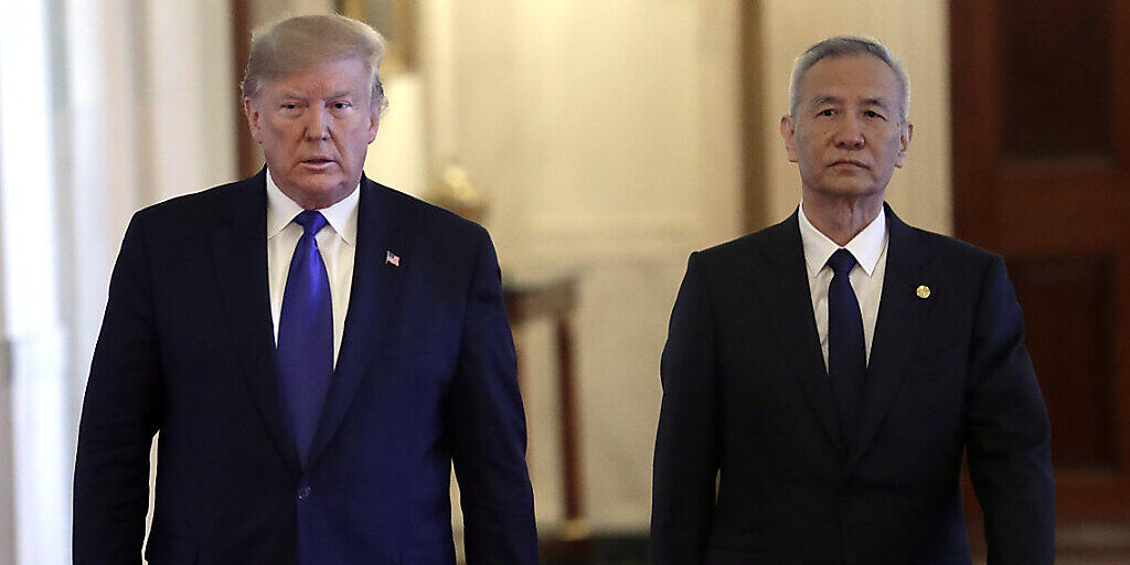 US-Präsident Donald Trump und Chinas Vizepremier Liu He auf dem Weg zur Unterzeichnung eines Teilabkommens zur Beilegung des Handelsstreits der beiden Länder.
