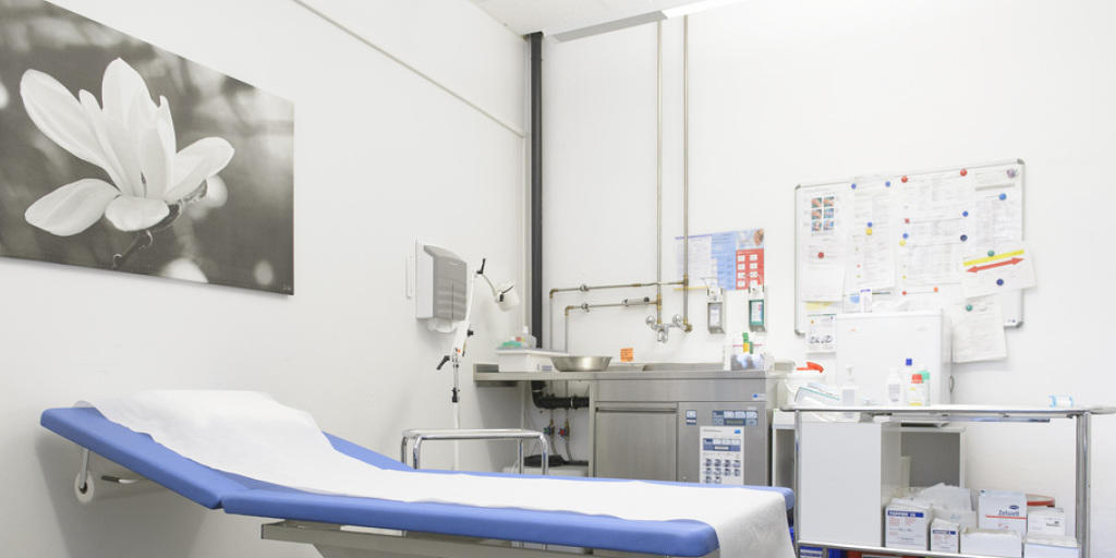 Die Konzentration auf ambulante Behandlung wird als einer der Kostentreiber bei den Gesundheitskosten betrachtet. Diese Kosten gehen nämlich voll zu Lasten der Prämienzahler (Symbolbild).