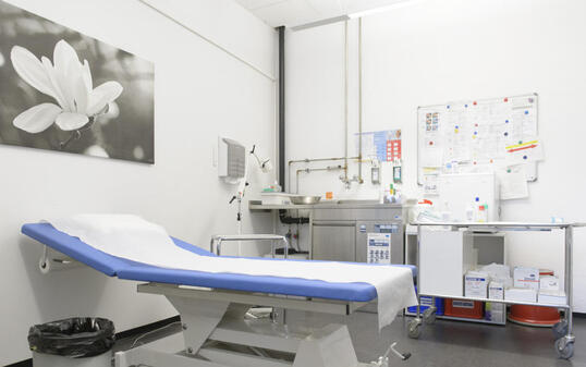 Die Konzentration auf ambulante Behandlung wird als einer der Kostentreiber bei den Gesundheitskosten betrachtet. Diese Kosten gehen nämlich voll zu Lasten der Prämienzahler (Symbolbild).