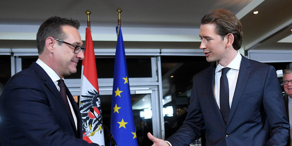 Sebastian Kurz (r.) und Heinz-Christian Strache am Samstag bei der Präsentation des Koalitionspakts und Koalitionsabkommens in Wien.