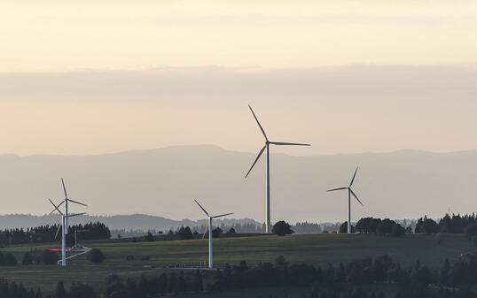 Noch sind in der Schweiz wenige Windräder zu sehen. Das muss sich nach Meinung der Schweizerischen Energie-Stiftung bald ändern. (Archiv)