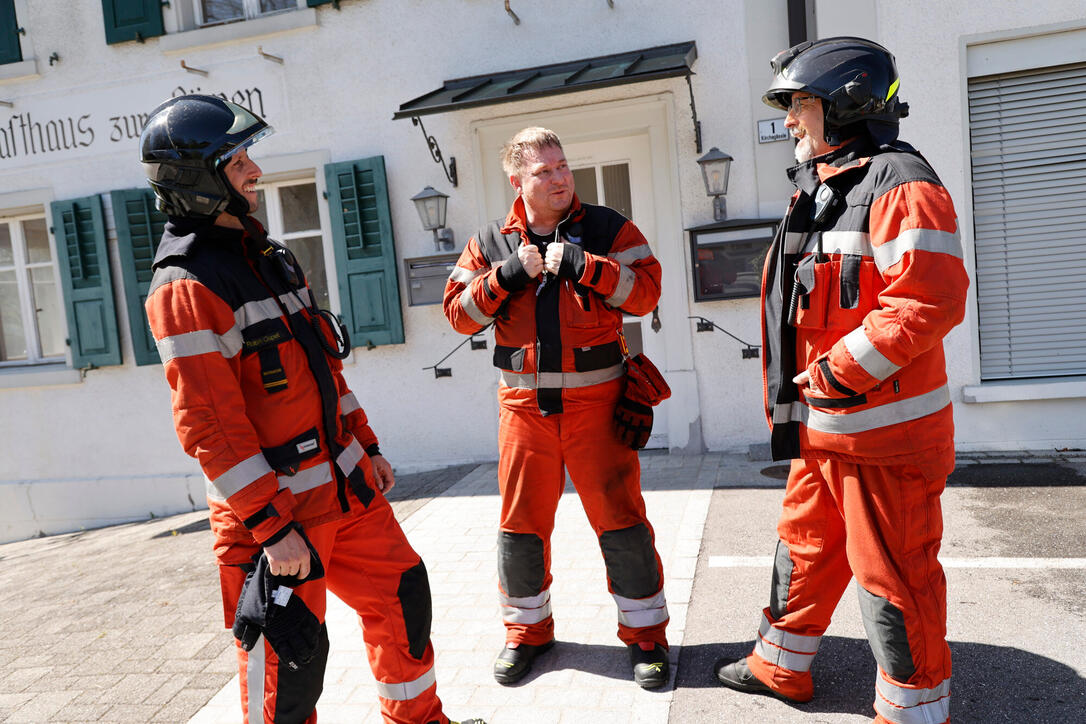 Schluss&uuml;bung beim Kurs f&uuml;r neue Feuerwehrleute beim "Restaurant L&ouml;wen&raquo; in Gamprin-Bendern.