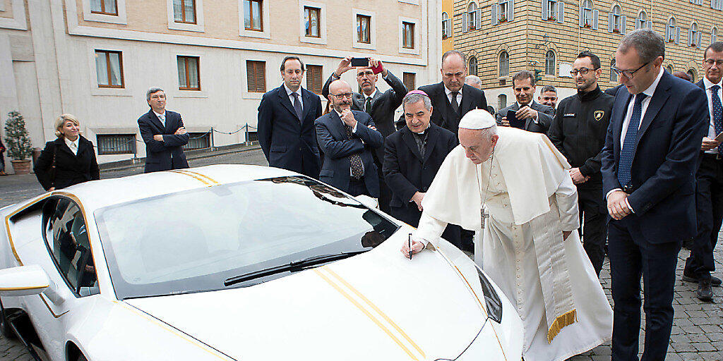 Papst Franziskus hatte im vergangenen November den weissen Lamborghini nicht nur gesegnet, sondern auch seine Handschrift auf der Haube hinterlassen. (Archiv)