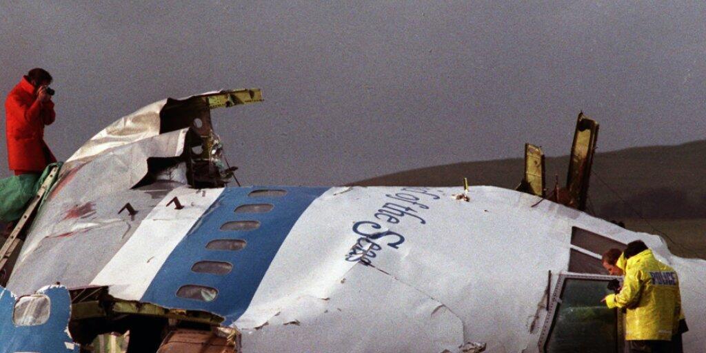 Ermittler bei der Untersuchung des Jumbo-Jets, der 1988 auf das schottische Dorf Lockerbie stürzte. Bei dem Anschlag starben 270 Menschen. (Archivbild) Ermittler bei der Untersuchung des Jumbo-Jets, der 1988 auf das schottische Dorf Lockerbie stürzte. Bei dem Anschlag starben 270 Menschen. (Archivbild)