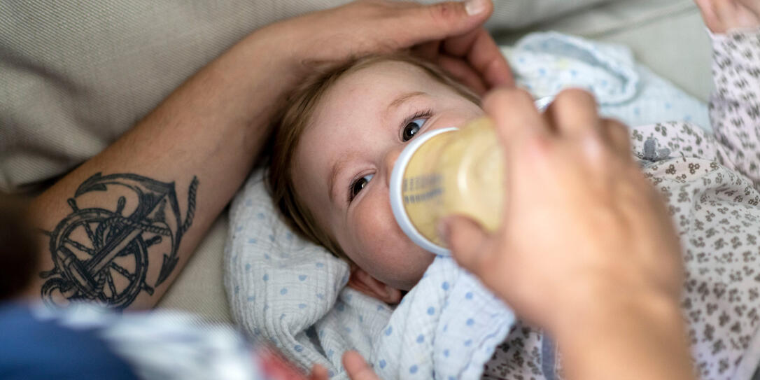 KLEINKIND, BABY, BEBE, SAEUGLING, KIND, TOCHTER, MAEDCHEN, ELTERN, VATER, EHEMANN, KINDERBETREUUNG, VATERSCHAFTSURLAUB, ELTERNZEIT, SHOPPEN, MILCH, MILCHFLASCHE,