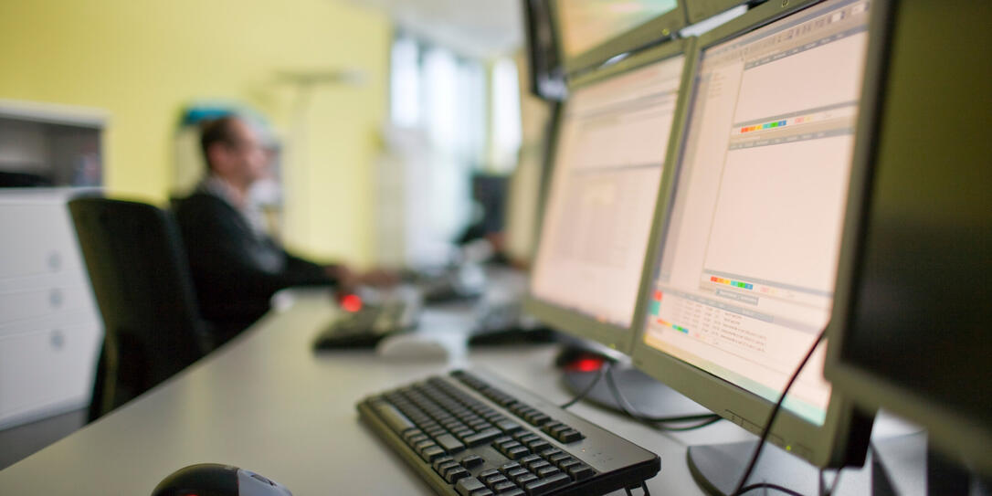 RECHENZENTRUM, INFORMATIK, IT, INFORMATIONSTECHNOLOGIE, INFORMATIONS-TECHNOLOGIE, VERWALTUNG, POSTFINANCE, FINANZDIENSTLEISTER, POST,  COMPUTER, BILDSCHIRM, BILDSCHIRME, MITARBEITER, KONTROLLRAUM, KONTROLLRAEUME, TASTATUR, COMPUTER-TASTATUR,