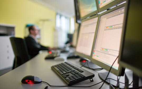 RECHENZENTRUM, INFORMATIK, IT, INFORMATIONSTECHNOLOGIE, INFORMATIONS-TECHNOLOGIE, VERWALTUNG, POSTFINANCE, FINANZDIENSTLEISTER, POST,  COMPUTER, BILDSCHIRM, BILDSCHIRME, MITARBEITER, KONTROLLRAUM, KONTROLLRAEUME, TASTATUR, COMPUTER-TASTATUR,