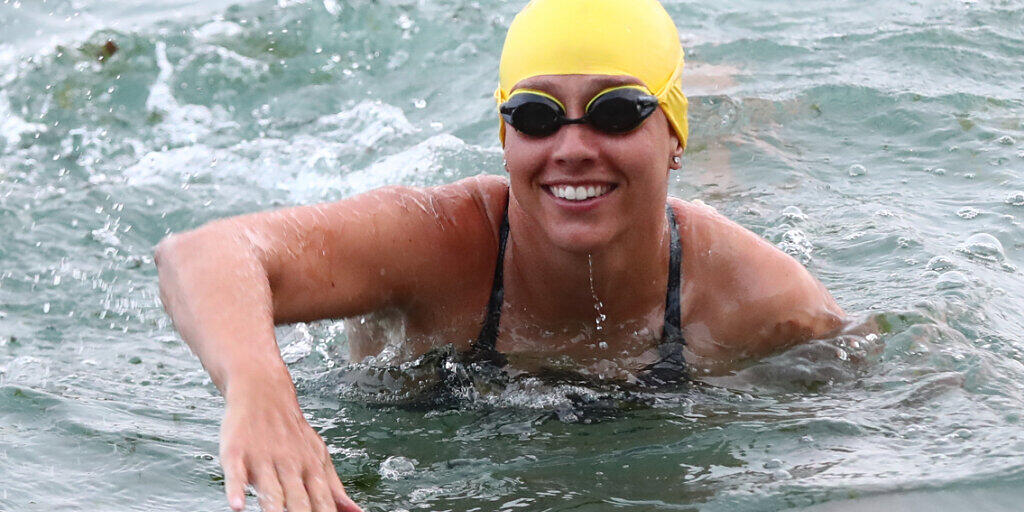 Chloe McCardel, Ausdauerschwimmerin, vor Abbotts Cliff in der Nähe von Folkestone am Anfang ihres rekordverdächtigen Schwimmversuch über den Ärmelkanal. Damit würde die 35-jährige Australierin zum 35. Mal erfolgreich den Ärmelkanal überqueren und den Männerrekord des britischen Athleten Kevin Murphy übertreffen. Foto: Gareth Fuller/PA Wire/dpa