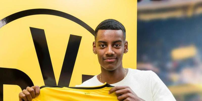 Alexander Isak präsentiert sein künftiges Trikot mit der Nummer 14. (Pressebild Borussia Dortmund)
