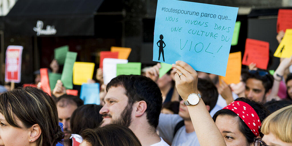 Nach brutalem Angriff in Genf: Rund 100 Menschen demonstrieren in Lausanne gegen Gewalt an Frauen. Weitere Kundgebungen fanden in Bern, Basel und Zürich statt.