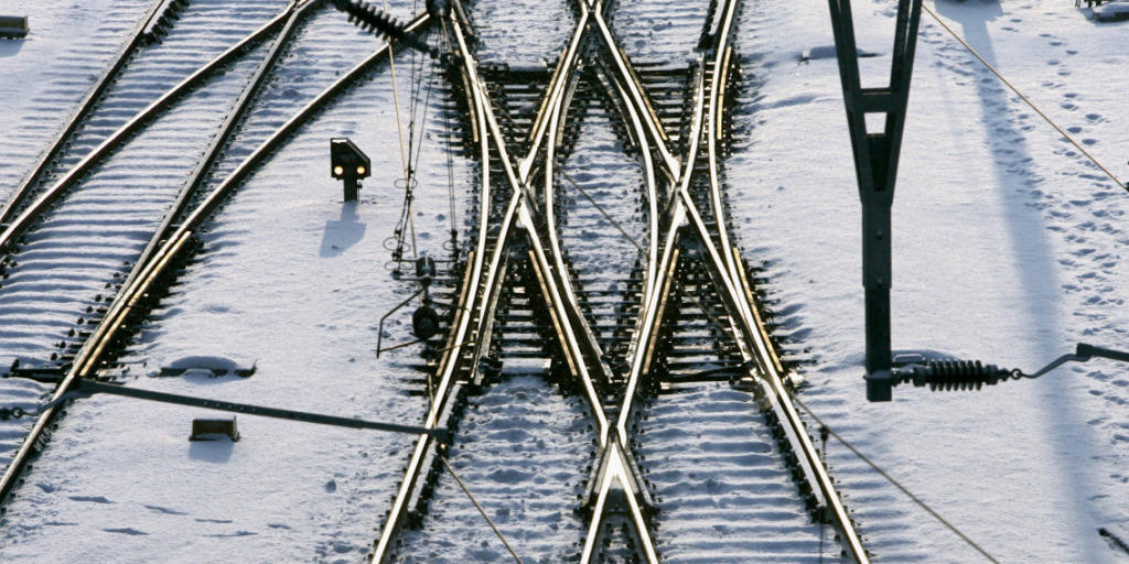 Kaltstart für Lokführer am Montagmorgen: Wegen der Kälte mussten die Lokführer Schlösser, Trittbretter und Weichen enteisen. (Symbolbild)