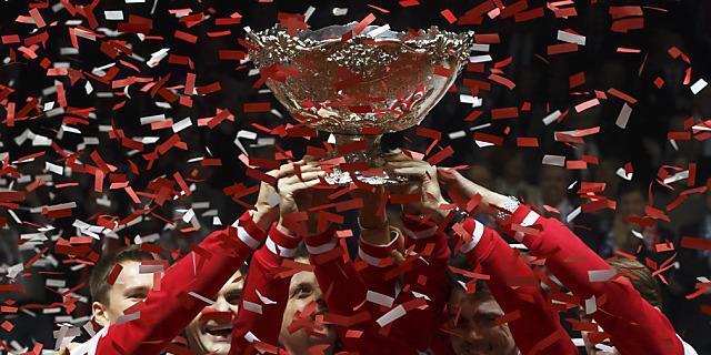 Die Schweizer stemmen den Davis-Cup-Pokal in die Höhe.